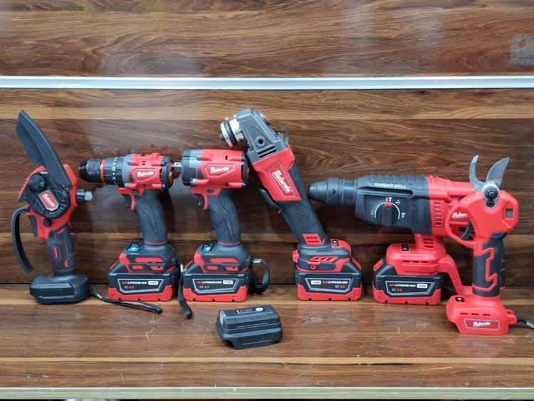 پک 8 قلو شارژی میلواکی مدل M88 FUEL